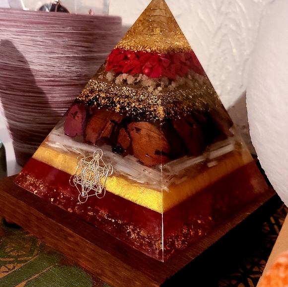 Orgonite Pyramid Lamp - Picture 5 of 6
